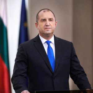 Румен Радев връчва първия мандат в понеделник